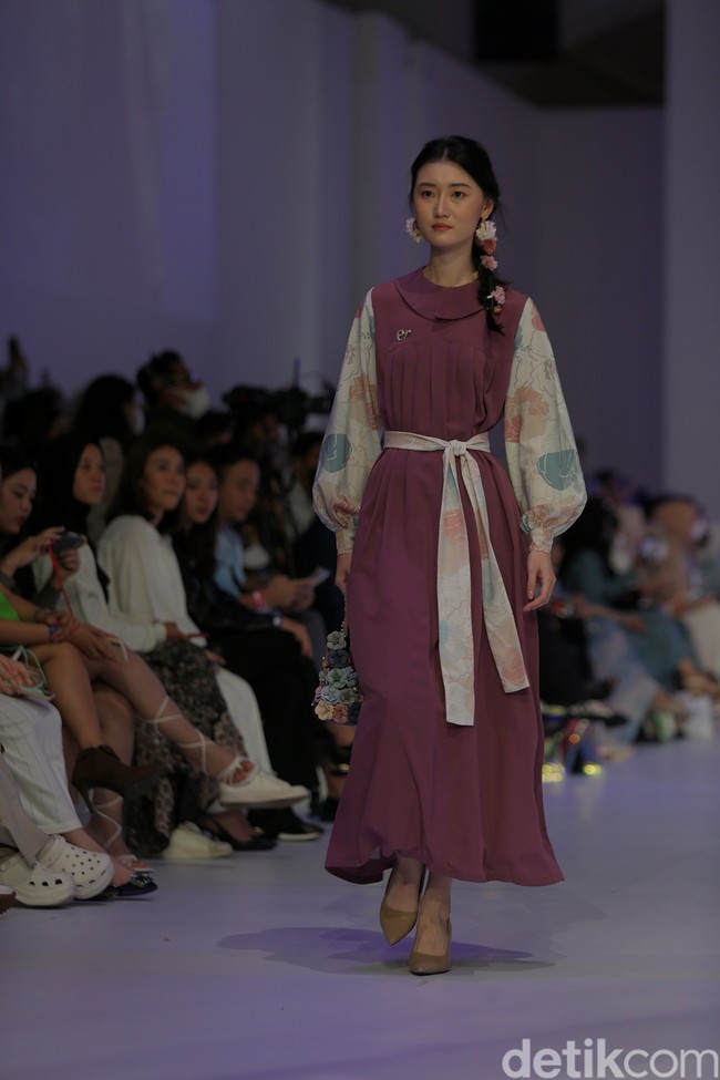 Koleksi busana muslim Ederra didominasi warna-warna pastel yang cerah dalam fashion show di Jakarta Fashion Week 2023.  Foto: Agung Phambudhy/Detikcom.