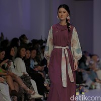 Koleksi busana muslim Ederra didominasi warna-warna pastel yang cerah dalam fashion show di Jakarta Fashion Week 2023.  Foto: Agung Phambudhy/Detikcom.
