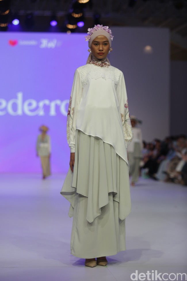 Koleksi busana muslim Ederra didominasi warna-warna pastel yang cerah dalam fashion show di Jakarta Fashion Week 2023. Foto: Agung Phambudhy/Detikcom.