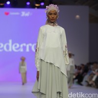 Koleksi busana muslim Ederra didominasi warna-warna pastel yang cerah dalam fashion show di Jakarta Fashion Week 2023. Foto: Agung Phambudhy/Detikcom.