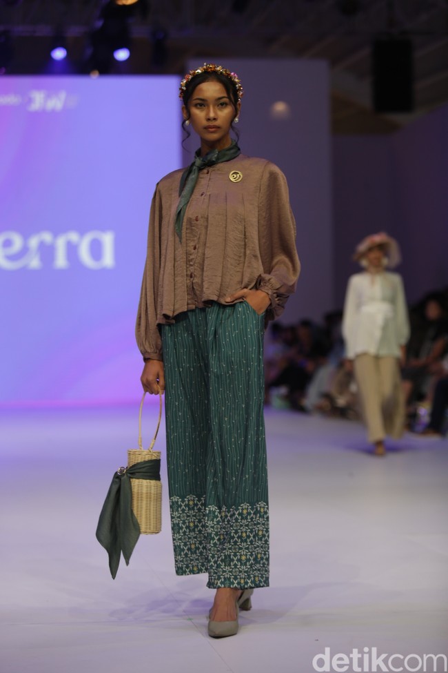 Koleksi busana muslim Ederra didominasi warna-warna pastel yang cerah dalam fashion show di Jakarta Fashion Week 2023.  Foto: Agung Phambudhy/Detikcom.
