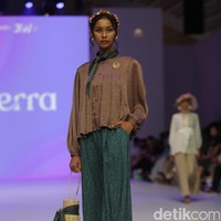 Koleksi busana muslim Ederra didominasi warna-warna pastel yang cerah dalam fashion show di Jakarta Fashion Week 2023.  Foto: Agung Phambudhy/Detikcom.