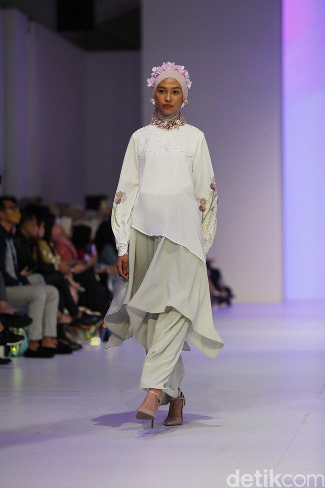 Koleksi busana muslim Ederra didominasi warna-warna pastel yang cerah dalam fashion show di Jakarta Fashion Week 2023.  Foto: Agung Phambudhy/Detikcom.