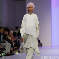 Koleksi busana muslim Ederra didominasi warna-warna pastel yang cerah dalam fashion show di Jakarta Fashion Week 2023.  Foto: Agung Phambudhy/Detikcom.