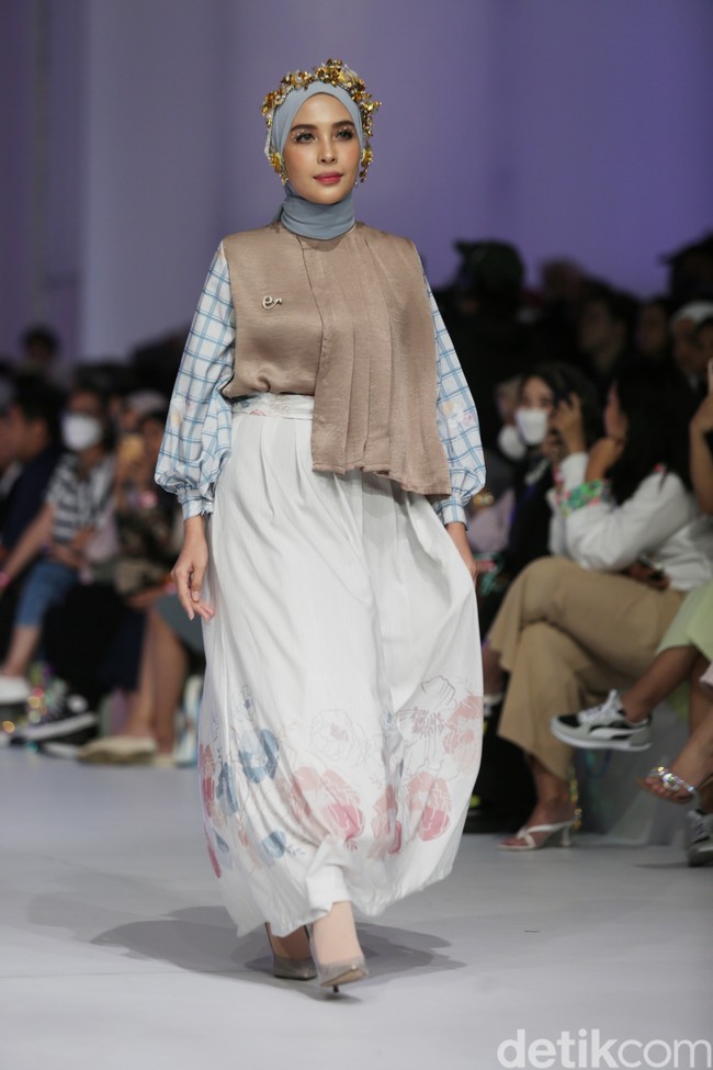 Koleksi busana muslim Ederra didominasi warna-warna pastel yang cerah dalam fashion show di Jakarta Fashion Week 2023.  Foto: Agung Phambudhy/Detikcom.