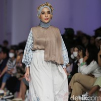 Koleksi busana muslim Ederra didominasi warna-warna pastel yang cerah dalam fashion show di Jakarta Fashion Week 2023.  Foto: Agung Phambudhy/Detikcom.