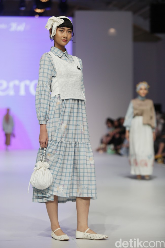 Koleksi busana muslim Ederra didominasi warna-warna pastel yang cerah dalam fashion show di Jakarta Fashion Week 2023.  Foto: Agung Phambudhy/Detikcom.