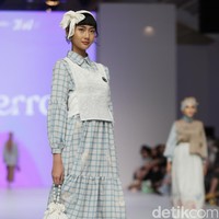 Koleksi busana muslim Ederra didominasi warna-warna pastel yang cerah dalam fashion show di Jakarta Fashion Week 2023.  Foto: Agung Phambudhy/Detikcom.