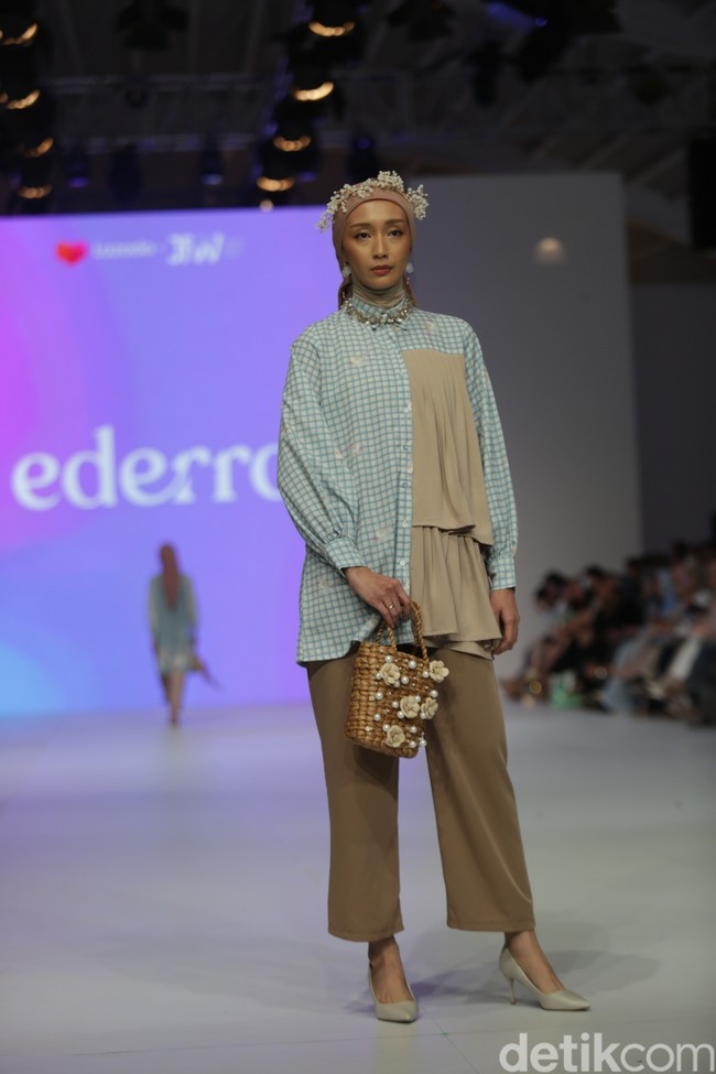 Koleksi busana muslim Ederra didominasi warna-warna pastel yang cerah dalam fashion show di Jakarta Fashion Week 2023.  Foto: Agung Phambudhy/Detikcom.