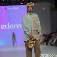 Koleksi busana muslim Ederra didominasi warna-warna pastel yang cerah dalam fashion show di Jakarta Fashion Week 2023.  Foto: Agung Phambudhy/Detikcom.