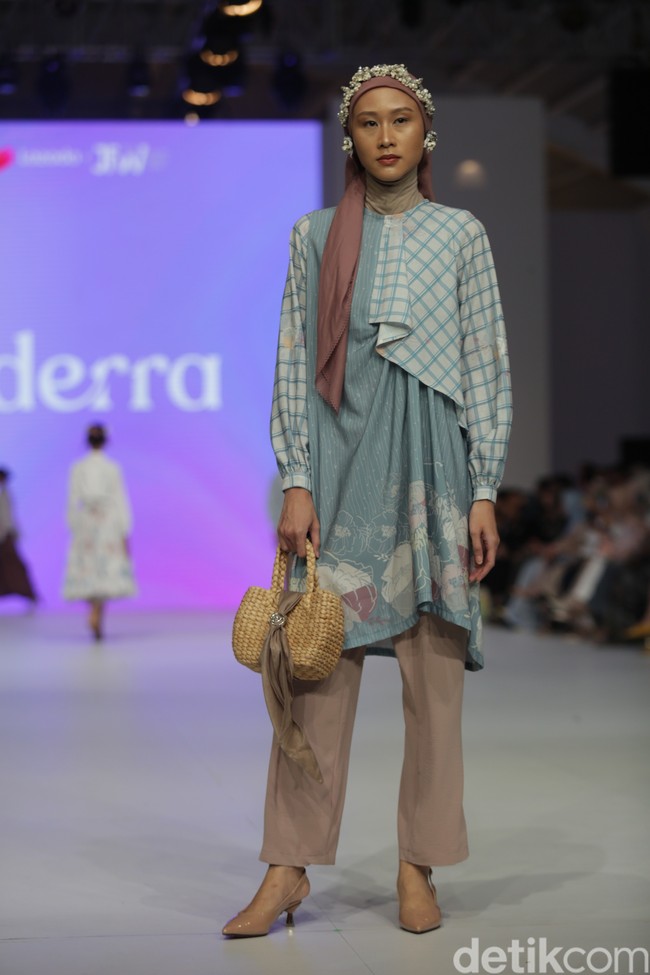 Koleksi busana muslim Ederra didominasi warna-warna pastel yang cerah dalam fashion show di Jakarta Fashion Week 2023. Foto: Agung Phambudhy/Detikcom.