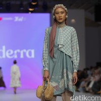 Koleksi busana muslim Ederra didominasi warna-warna pastel yang cerah dalam fashion show di Jakarta Fashion Week 2023. Foto: Agung Phambudhy/Detikcom.