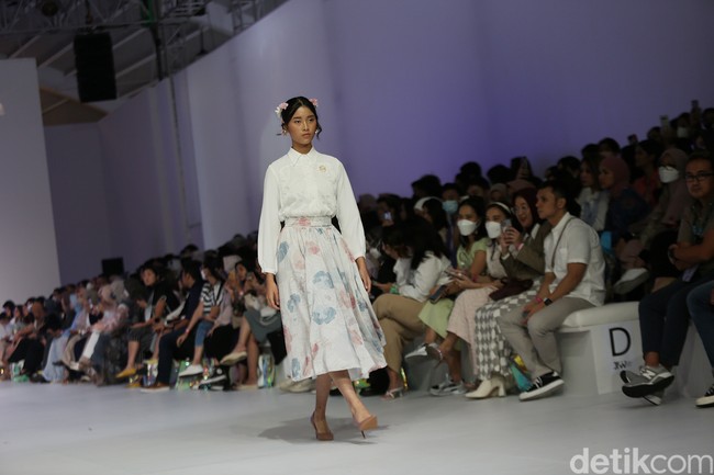 Koleksi busana muslim Ederra didominasi warna-warna pastel yang cerah dalam fashion show di Jakarta Fashion Week 2023.  Foto: Agung Phambudhy/Detikcom.