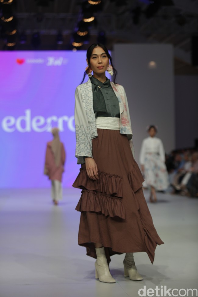 Koleksi busana muslim Ederra didominasi warna-warna pastel yang cerah dalam fashion show di Jakarta Fashion Week 2023.  Foto: Agung Phambudhy/Detikcom.