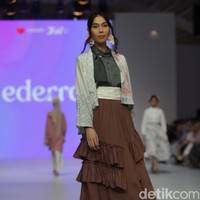 Koleksi busana muslim Ederra didominasi warna-warna pastel yang cerah dalam fashion show di Jakarta Fashion Week 2023.  Foto: Agung Phambudhy/Detikcom.