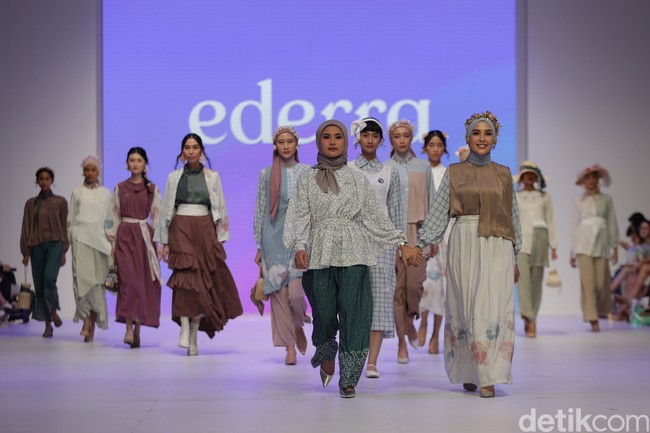 Koleksi busana muslim Ederra didominasi warna-warna pastel yang cerah dalam fashion show di Jakarta Fashion Week 2023.  Foto: Agung Phambudhy/Detikcom.
