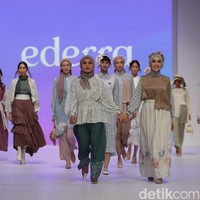 Koleksi busana muslim Ederra didominasi warna-warna pastel yang cerah dalam fashion show di Jakarta Fashion Week 2023.  Foto: Agung Phambudhy/Detikcom.