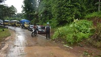Longsor ini terjadi di sejumlah titik setelah kawasan tersebut diguyur hujan lebat sejak Rabu (16/11) malam.