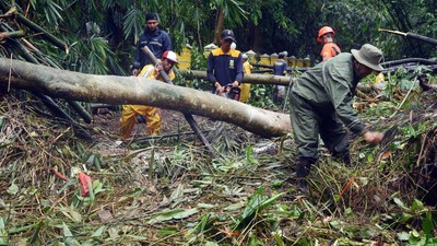 Diguyur Hujan Lebat, Jalur Wisata Serang-Anyer Tertutup Longsor