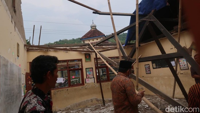 Kondisi ruang kelas II Madrasah Ibtidaiyah Muhammadiyah (MIM) Blembem, Candirejo, Semin, Gunungkidul yang ambruk, Kamis (17/11/2022).