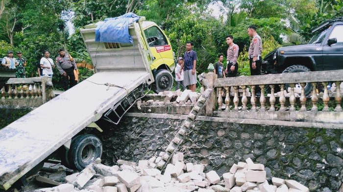 Kondisi truk yang mengalami kecelakaan tunggal di Jalan Wates - Sermo, Kulon Progo, DIY, Kamis (17/11/2022).