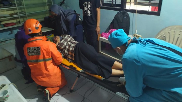 Korban tertimpa dahan pohon di Kota Kediri mendpat perawatan