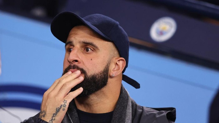 MANCHESTER, ENGLAND - NOVEMBER 09: Kyle Walker of Manchester City  during the Carabao Cup Third Round match between Manchester City and Chelsea at Etihad Stadium on November 9, 2022 in Manchester, England. (Photo by Robbie Jay Barratt - AMA/Getty Images)