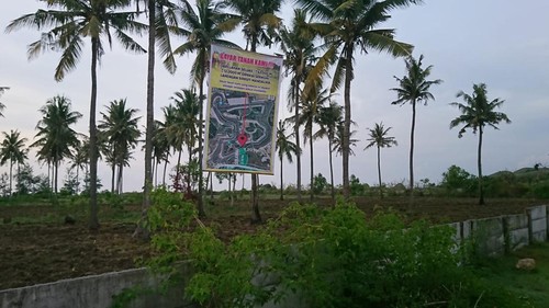 Warga pasang spanduk lahan sengketa di luar Sirkuit Mandalika.