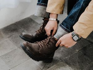 Hukum Menggunakan Sepatu Kulit Babi bagi Muslim, Apakah Haram?
