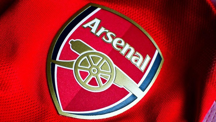 MADDALONI, CASERTA, ITALY - 2022/11/11: In this photo illustration a English Arsenal team logo sewn on a red jersey. Famous team of the British league founded by David Danskin, it is one of the strongest and most successful teams in football history. (Photo Illustration by Vincenzo Izzo/LightRocket via Getty Images)