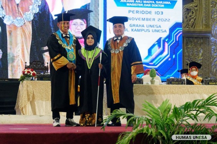Lulus dengan Predikat Cum Laude, Wisudawan Disabilitas Unesa Dihadiahi S2