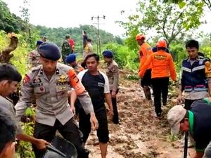 Longsor di Jalan Poros Malino, Tim SAR Cari Bocah 8 Tahun yang Masih Hilang