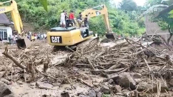 Jalan poros ke Malino lumpuh total gegara longsor.