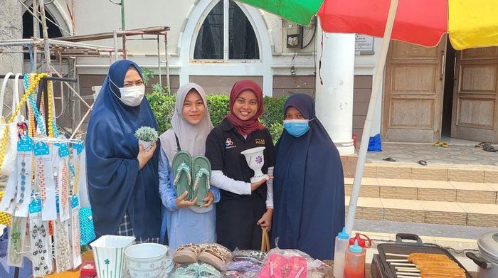Rekreasi adalah hal mewah yang jarang didapatkan ibu-ibu duafa di Cibubur karena terhalang ekonomi. Yuk, bantu wujudkan rekreasi mereka lewat berbuatbaik.id.