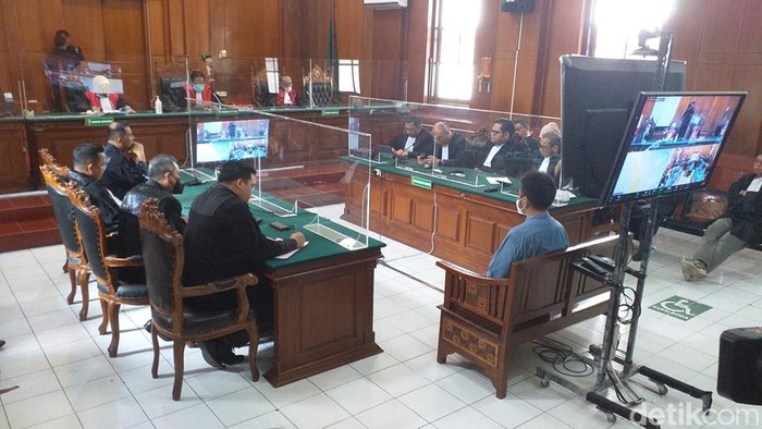 mas bechi disidang di PN Surabaya