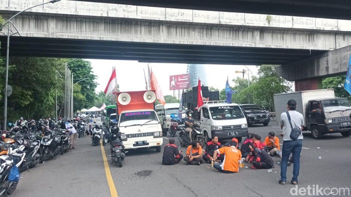 Massa buruh mulai berdatangan di Bundaran Waru