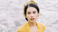 Melihat penampilan Maudy Ayunda dengan kebaya rancangan berhasil mencuri perhatian, Didiet Maulana juga sangat bangga, Happy sekali diminta Maudy untuk merancang kebaya Bali untuk acara ini. Terima kasih ya Mod. Foto: dok. Instagram Maudy Ayunda