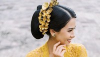 Penampilan Maudy Ayunda terlihat semakin anggun dengan sanggul dan aksesoris kepala berwarna emas. Foto: dok. Instagram Maudy Ayunda