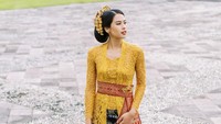 Senyum Maudy Ayunda memukau banget pakai kebaya Bali berwarna kuning. Foto: dok. Instagram Maudy Ayunda