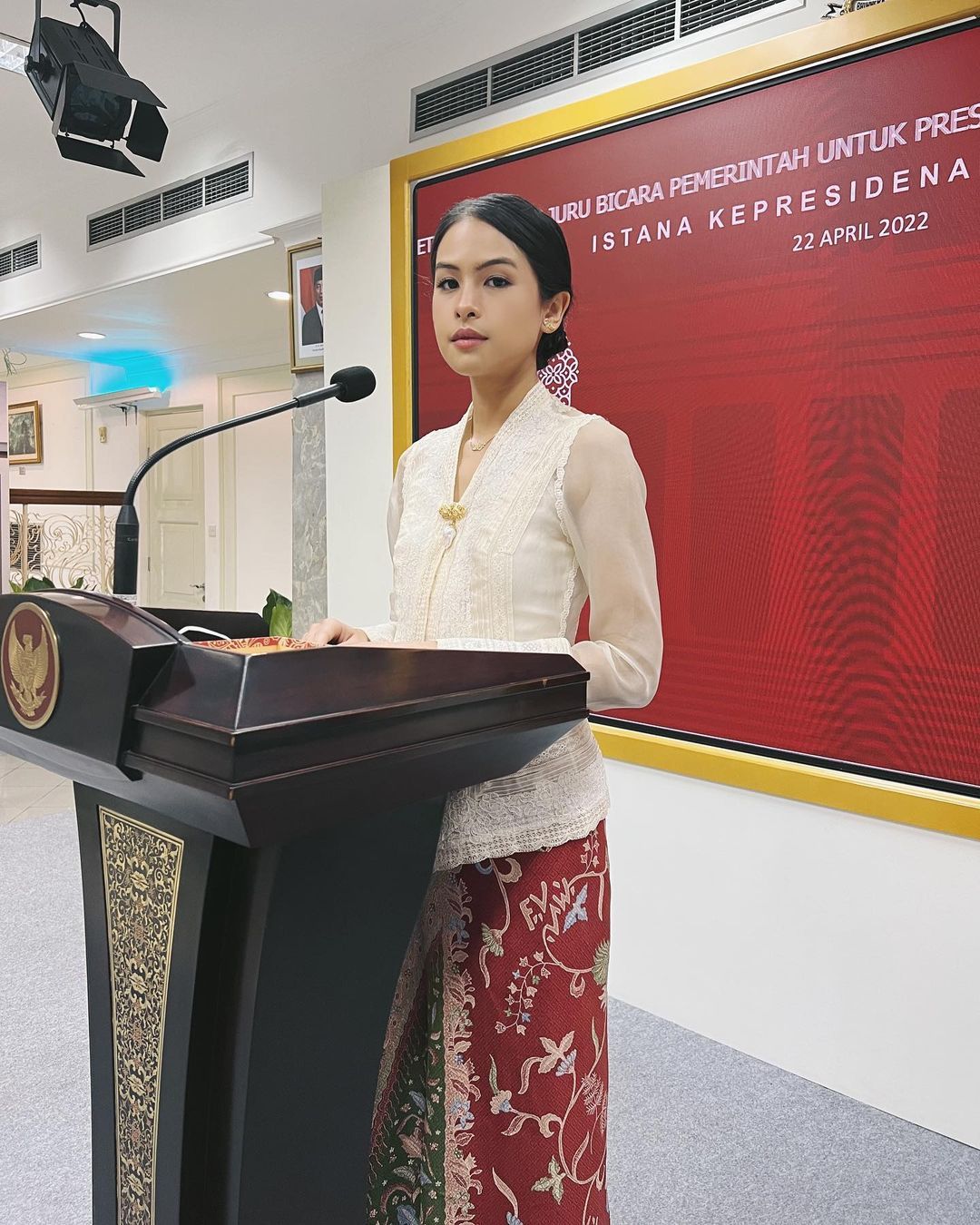 Maudy Ayunda anggun berkebaya di G20