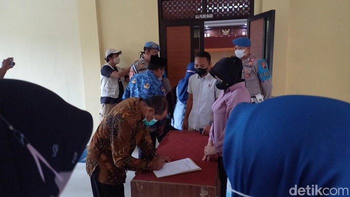 Mediasi orang tua dan guru SMAN 1 Sumberlawang soal jilbab di Polres Sragen, Kamis (17/11/2022).