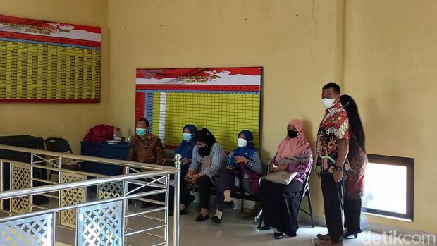 Mediasi orang tua dan guru SMAN 1 Sumberlawang soal jilbab di Polres Sragen, Kamis (17/11/2022).