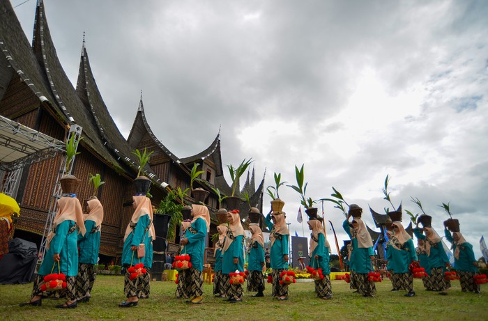 Peserta mengikuti pawai budaya pada Festival Pesona Minangkabau, di Istano Basa Pagaruyuang, Kabupaten Tanah Datar, Sumatera Barat, Kamis (17/11/2022). Festival yang masuk dalam kolaborasi Kemenparekraf dengan Pemerintah Daerah melalui Kharisma Event Nusantara tersebut mengangkat potensi daerah seperti adat, budaya, seni, kuliner, UMKM.  ANTARA FOTO/Iggoy el Fitra/hp.