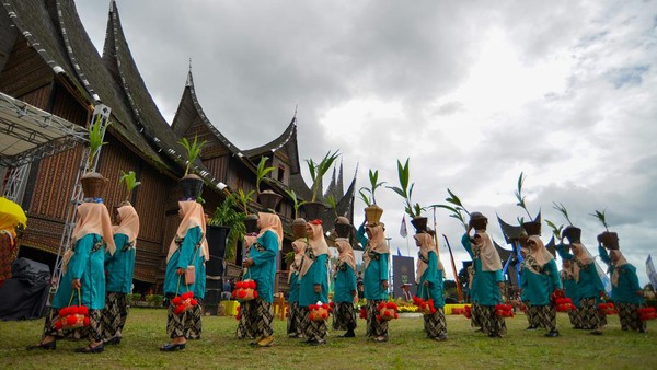 Festival tersebut mengangkat potensi daerah seperti adat, budaya, seni, kuliner, UMKM.