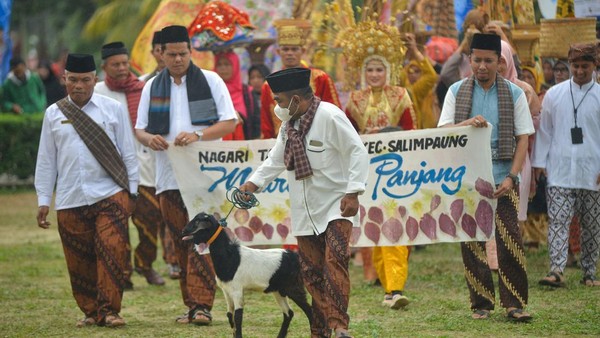 Peserta mengikuti pawai budaya pada Festival Pesona Minangkabau, di Istano Basa Pagaruyuang, Kabupaten Tanah Datar, Sumatera Barat, Kamis (17/11/2022).
