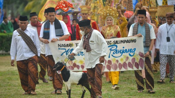 Peserta mengikuti pawai budaya pada Festival Pesona Minangkabau, di Istano Basa Pagaruyuang, Kabupaten Tanah Datar, Sumatera Barat, Kamis (17/11/2022). Peserta mengikuti pawai budaya pada Festival Pesona Minangkabau, di Istano Basa Pagaruyuang, Kabupaten Tanah Datar, Sumatera Barat, Kamis (17/11/2022).