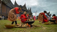 Penari memainkan tarian kolaborasi sambil memasak rendang belut.