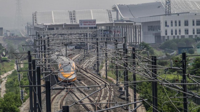 BANDUNG, WEST JAVA, INDONESIA - 2022/11/16: Jakarta Bandung High-Speed Train (KCJB) or Comprehensive Inspection Train (CIT) was seen during the dynamic trial in Tegalluar. President Joko Widodo and Chinese President Xi Jinping are planning to see online the dynamic trial process of the 15 km Jakarta Bandung High-Speed Train with a limited speed of 80 km/hour during a sidelines visit from the G20 summit in Bali. (Photo by Algi Febri Sugita/SOPA Images/LightRocket via Getty Images)