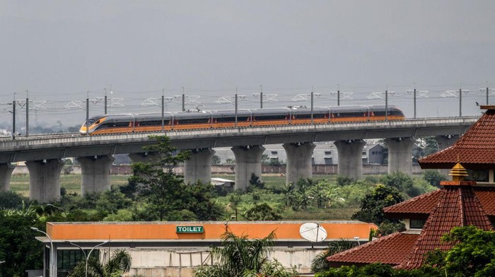 BANDUNG, WEST JAVA, INDONESIA - 2022/11/16: Jakarta Bandung High-Speed Train (KCJB) or Comprehensive Inspection Train (CIT) was seen during the dynamic trial in Tegalluar. President Joko Widodo and Chinese President Xi Jinping are planning to see online the dynamic trial process of the 15 km Jakarta Bandung High-Speed Train with a limited speed of 80 km/hour during a sidelines visit from the G20 summit in Bali. (Photo by Algi Febri Sugita/SOPA Images/LightRocket via Getty Images)