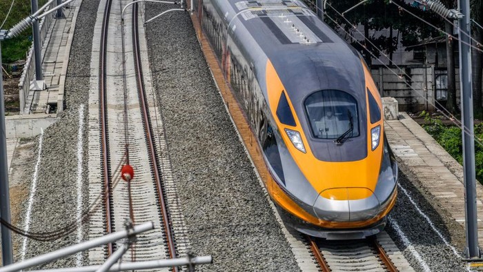 Melihat Lagi Uji Coba Kereta Cepat yang Disaksikan Jokowi-Xi Jinping BANDUNG, WEST JAVA, INDONESIA - 2022/11/16: Jakarta Bandung High-Speed Train (KCJB) or Comprehensive Inspection Train (CIT) was seen during the dynamic trial in Tegalluar. President Joko Widodo and Chinese President Xi Jinping are planning to see online the dynamic trial process of the 15 km Jakarta Bandung High-Speed Train with a limited speed of 80 km/hour during a sidelines visit from the G20 summit in Bali. (Photo by Algi Febri Sugita/SOPA Images/LightRocket via Getty Images)